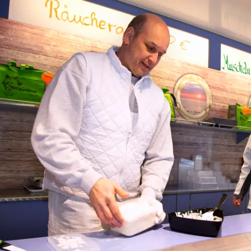 Fischausgabe am Wochenmarkt